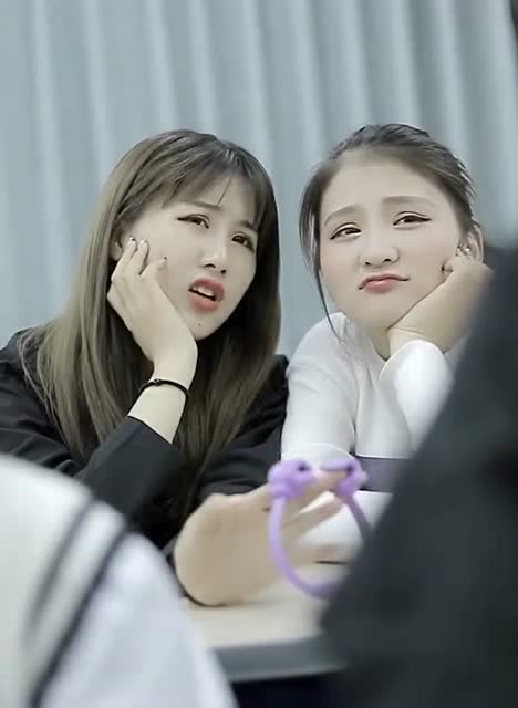 娜娜猛然把可乐拽到面前,感觉苏到爆炸,引起了全班女生的不满