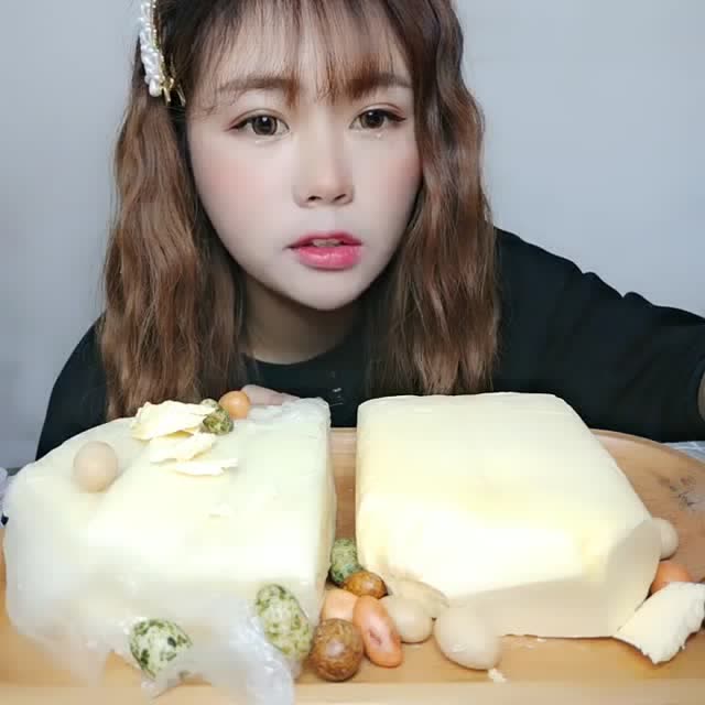 这个漂亮的小妹妹火了,黄油嚼得老起劲了,好吃吗?