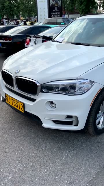 带黄牌的宝马x5,三秒后才知道它的车牌为啥是黄色的!