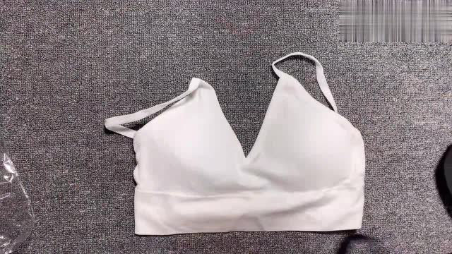 小姐姐拆快递:两件美背内衣,一黑一白,喜欢!