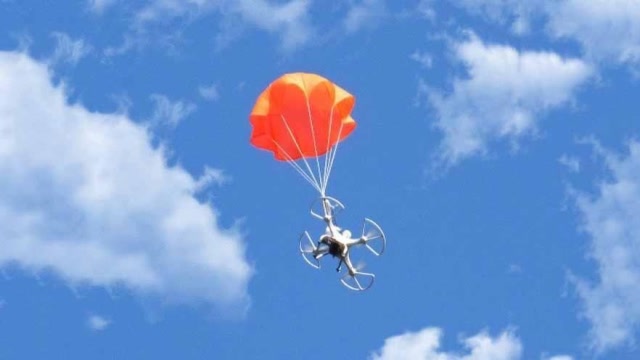 无人机跳伞见过吗?坠机时自动开伞,这挽回损失的设计真妙