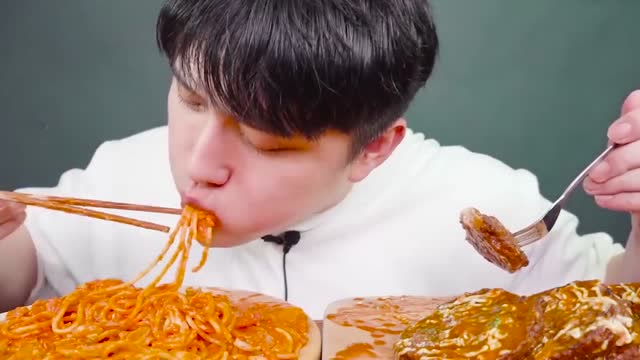 小哥几十只肉饼三个三个往下塞 1kg的意大利面吃的好巴适