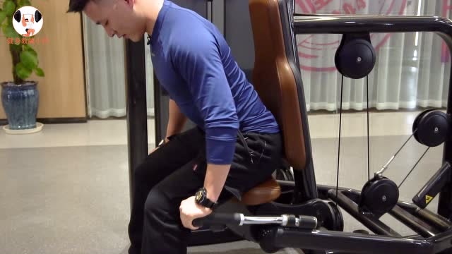 如何正确使用坐姿下压三头训练器增加胸部肌肉