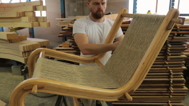 男子自制麻绳躺椅,这个成本可不低,躺上去肯定很舒服
