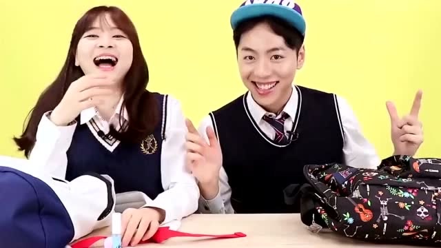 小伶玩具:小伶姐姐跟马树换书包,看看马树书包里有什么吧?