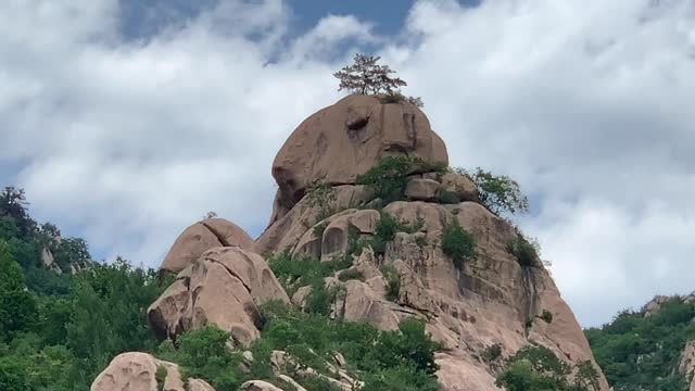 看到这块大石头,让我想起来黄山的妙笔生花