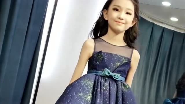 十岁童模宋小睿!后台等待入场的小睿,真是如同小精灵一般