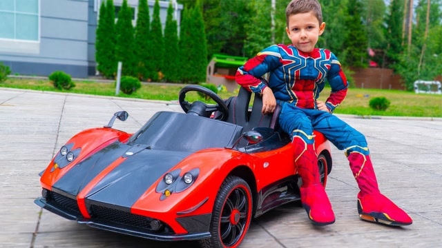 想要玩具车,店主三两下就给组装一辆,看到车子小萌娃高兴坏了!