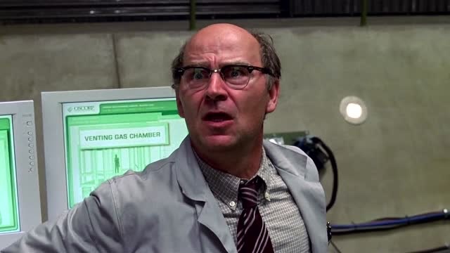 大叔用自己做完实验后也太可怕了,直接把教授扔了出去