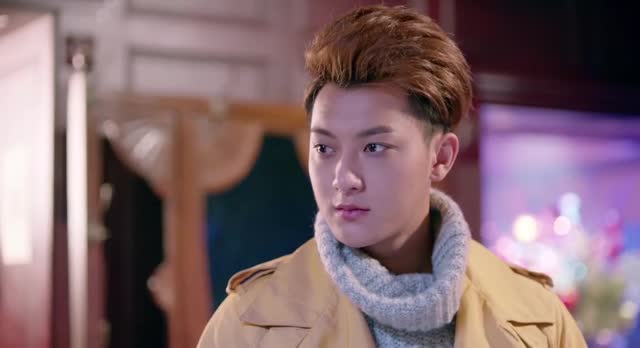 谢晓飞被其他女生亲了,赶忙追出来求童薇原谅,谁料童薇却要分手