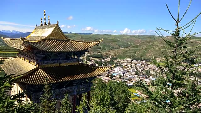 站在东明山观临潭全景