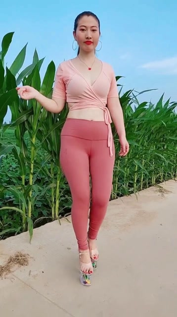 不挑身材的紧身裤,被大妈诠释出了新高度