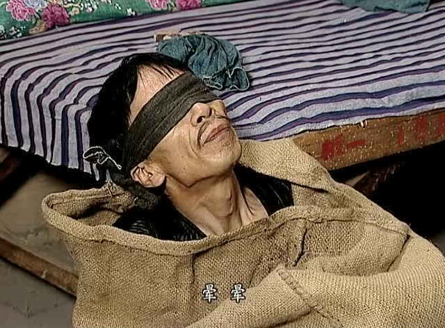 男子把贾贵给绑架了,然后装进了麻袋里,贾贵受尽了屈辱