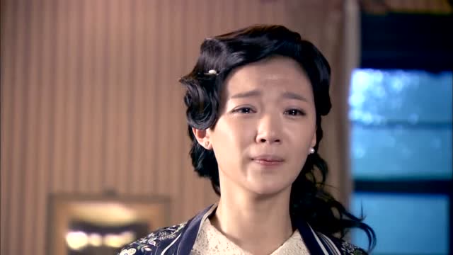 烽火佳人,芸姑冲过来骂黎绍峰是个混蛋,黎绍峰连她一起干掉.