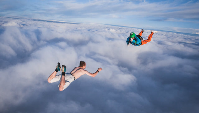 男子千米高空无保护跳下,两兄弟跳下半空施救,这才叫兄弟!