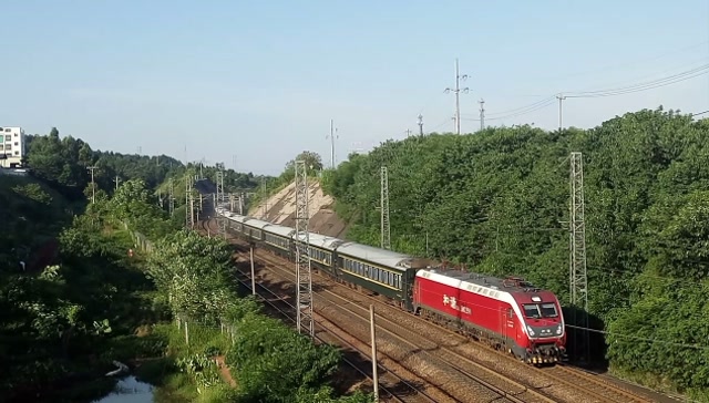 九江-定南k8725次列车通过京九铁路赣州高新区弯道