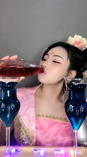 古装美女喝富贵梨光看这身装扮就知道家里不差钱