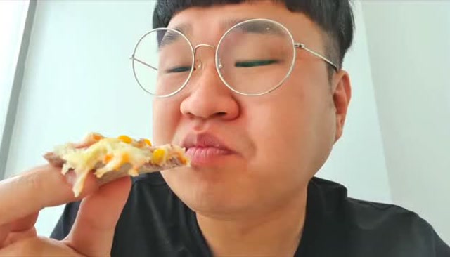 韩国大胃王小胖,试吃拌面烤鸡和披萨,大口大口吃的好过瘾