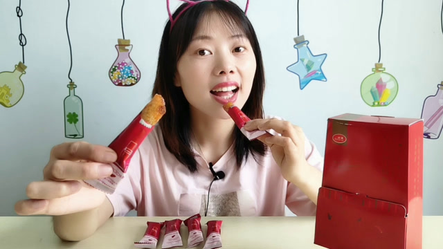 美食拆箱:妹子吃"口红辣条",精致包装俘获女生心,香辣美味