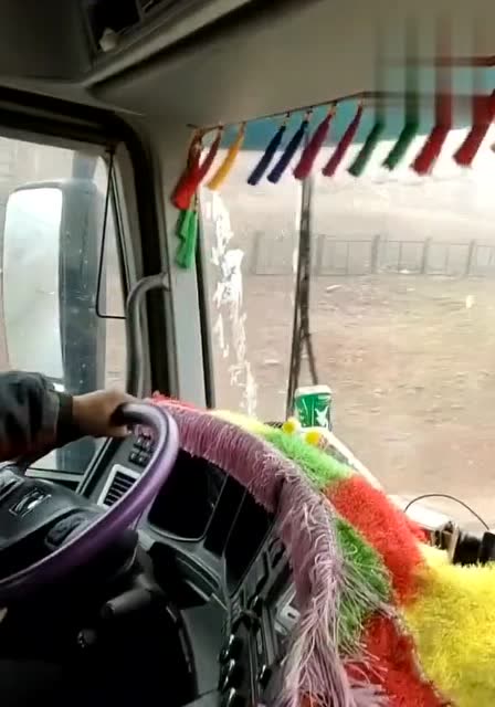 卡车司机宝哥,行驶到五道梁,下起雪来了,网友:注意安全!