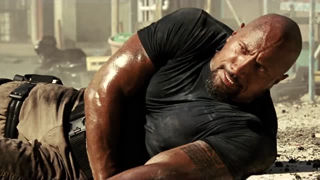 速度与激情5,关键时刻却是多姆救了强森一命