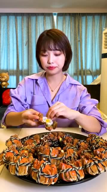 大胃王朵一:3秒一只大闸蟹,实现大闸蟹自由,龙王要哭了!