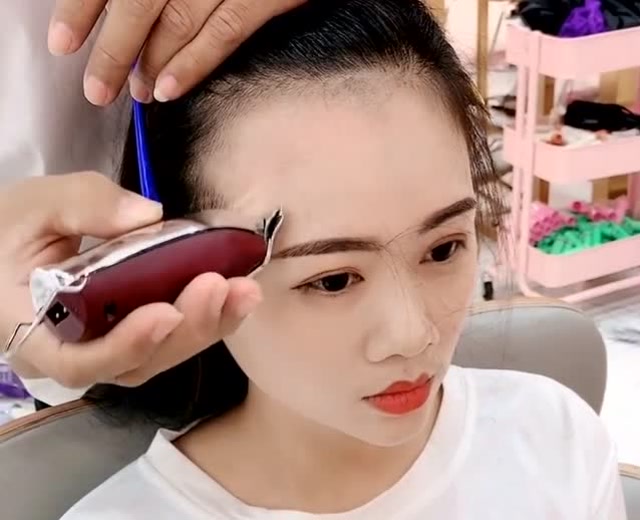 小姐姐一把剃掉发际线,天呐,太酷了吧!