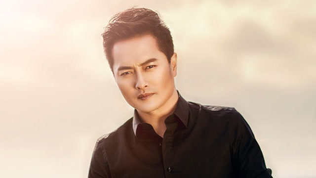 云飞演唱《云在飞》,演唱会上人山人海,草原歌手他最强!