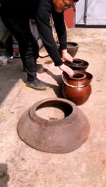 爷爷珍藏多年的尿罐子,不知道里面有啥,非得拿出来晒晒!