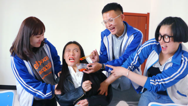 学生用卫生纸做火锅丸子整蛊老师,没想老师上当了,过程真有趣