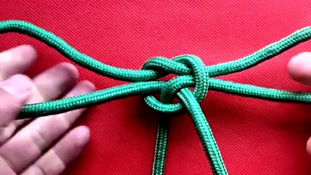 消防员常用的单椅子扣绳结,这样打结绳子很结实,用它攀爬消防员都安全