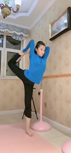 今天给大家展示搬后腿基本功每天都要坚持练习