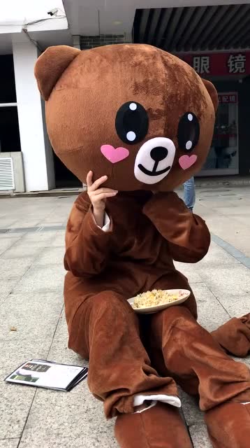 网红熊小姐姐吃饭,这也太搞笑了,笑的肚子都疼了
