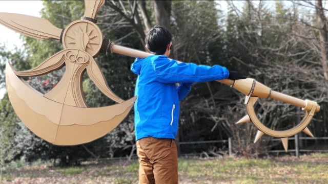 强大的diy技术大神用纸板制作动漫里的神斧
