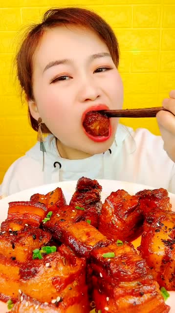 大口吃肉真的很美味,简直都要流口水了!