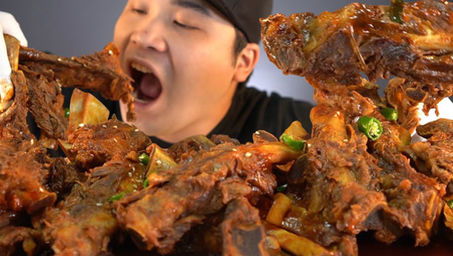 韩国吃货小哥donkey爆辣排骨大口秒吞吃得太享受了