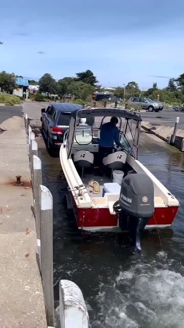 小快艇如何开上拖车关键是看技术