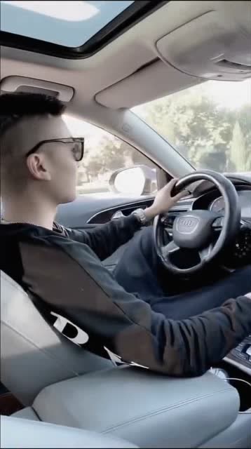 男女司机开车的姿势,反差就是这么大,太逗了!