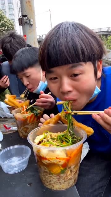 农村浪人带成杰到县城吃麻辣烫