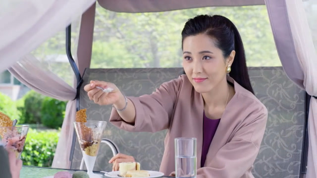 主妇也要拼:老妈逗女儿玩,结果女儿真上当,娘俩关系太好了