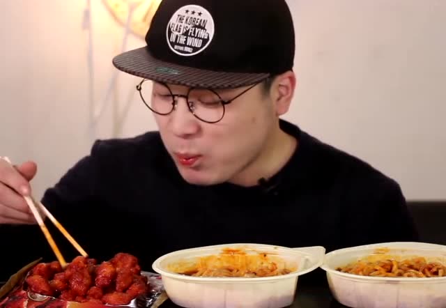 韩国大胃王帅哥吃面条和辣鸡丁,光听着那声音,口水就流一地了!