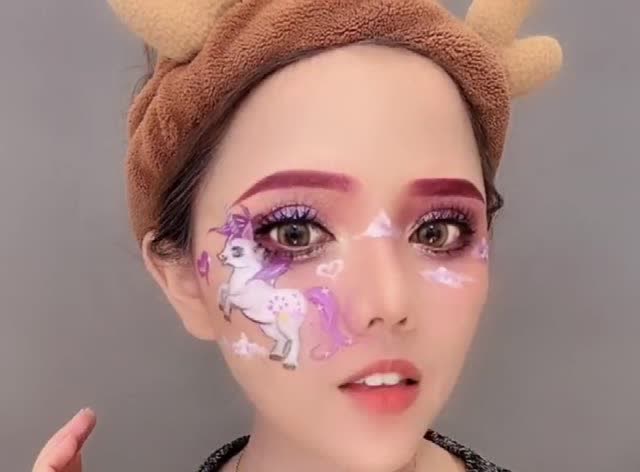 美女挑战独角兽彩虹妆容,妆后的她太美了好像童话里出来的一样