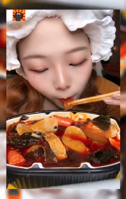 超级可爱的小姐姐,吃火锅都这么萌,好想把她娶回家宠着