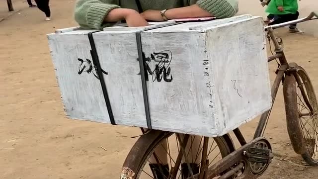 小时候跟着妈妈种地,大中午很热,地头就会有卖冰棍的!