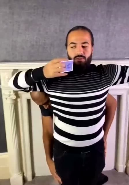 外国小伙模仿电影惊天魔盗团,这纸牌玩得简直没朋友