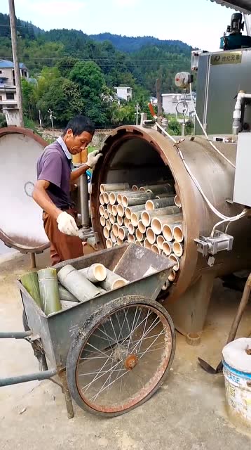 本以为这是在锯竹子,没想到竟然是碳化,碳化的竹子不容易开裂