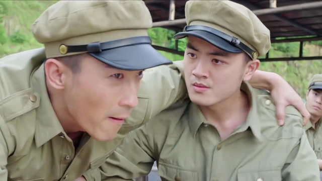 学生兵:莫家军想帮女同学出气,将耿超按在地上,一顿拳脚招呼