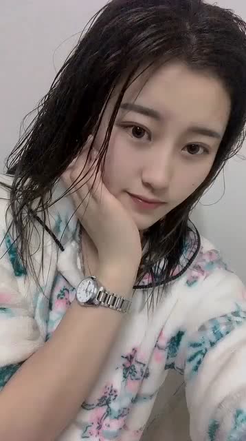 追求了3年的小姐姐,刚洗完澡素颜的样子就是好看,你觉得呢