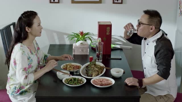 福星盈门:梁珊带相亲男回家吃饭,男的上来就要在美女家过夜