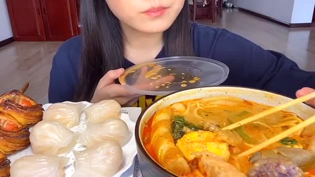 美女吃麻辣烫和吸汁油条,大口吃得真过瘾!